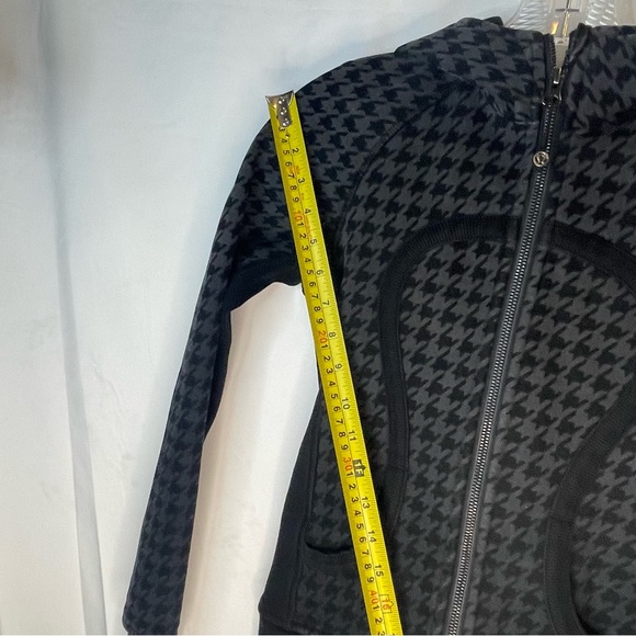 LULULEMON scuba hounds tooth hens foot pattern black and grey grunge sweater - Picture 5 of 12